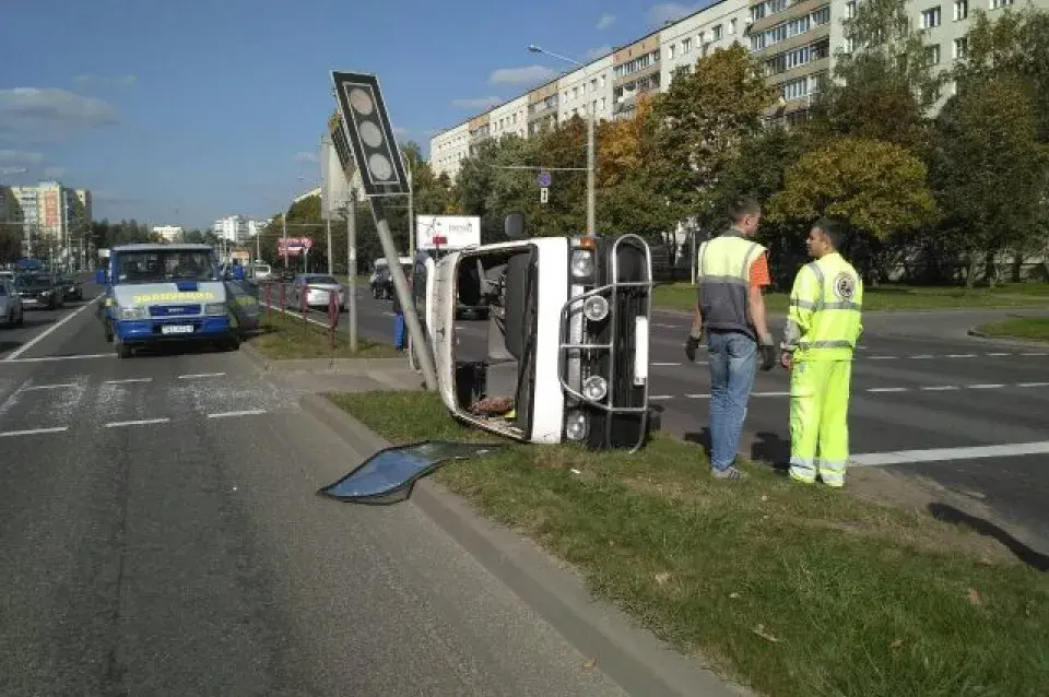У Мінску перакуліўся мікрааўтобус, пацярпеў кіроўца (фота)