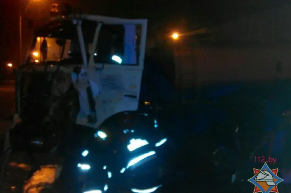 Здымкі з месца аўтааварыі, дзе фура пратараніла машыну дарожных рабочых