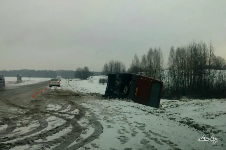 У Лагойскім раёне перакуліўся аўтобус, ёсць пацярпелыя (фота)