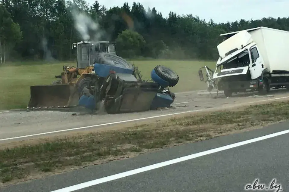 На трасе Мінск — Магілёў фура перакуліла трактар (фота, відэа)