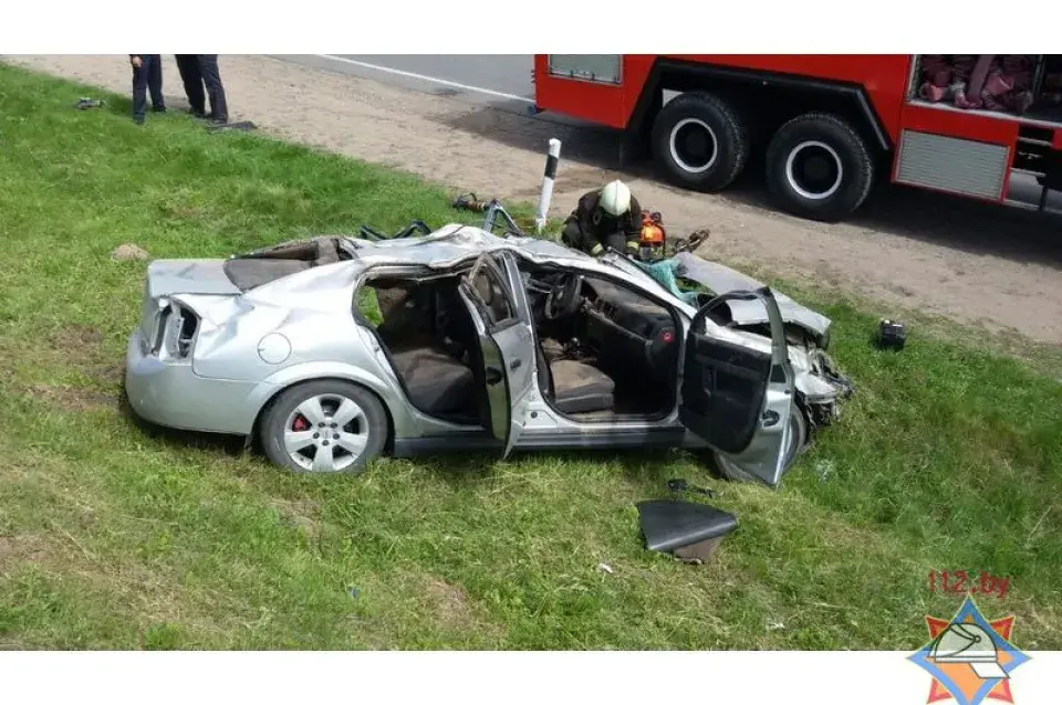 У Пухавіцкім раёне перакуліўся Opel Vectra, кіроўцу вызвалялі ратавальнікі. Фота