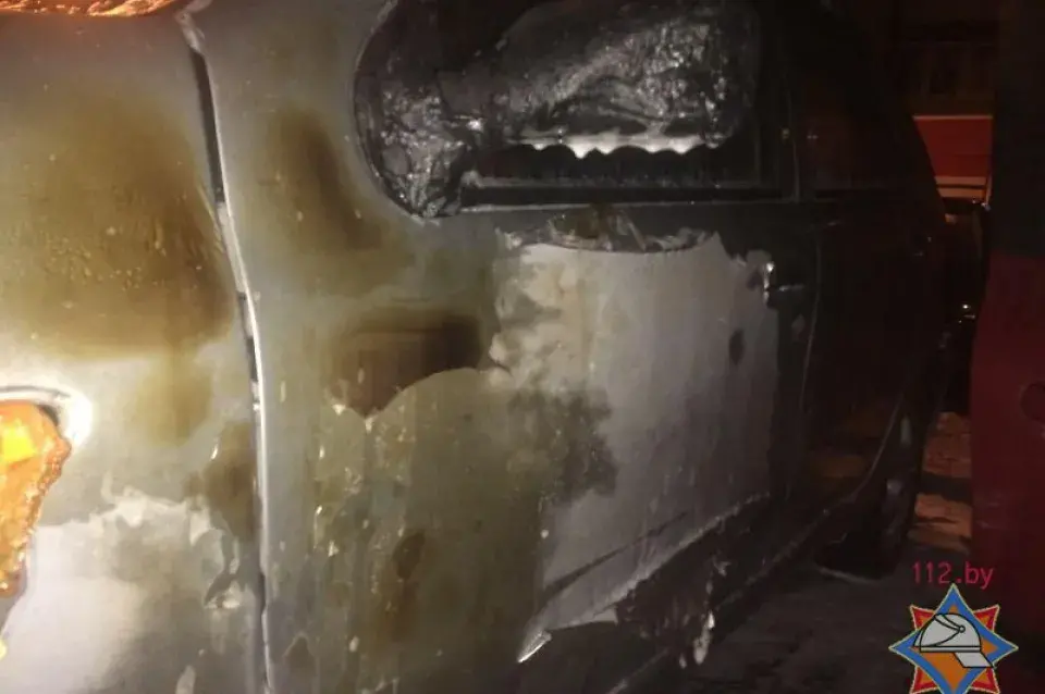 Уначы ў Мінску гарэў аўтамабіль "Пежо" (фота, відэа)