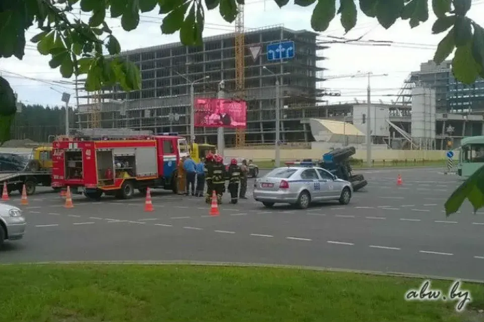 У Мінску на праспекце Незалежнасці перакуліўся трактар (фота)