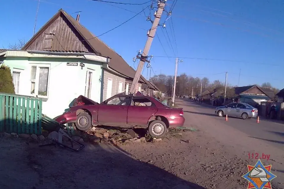 У Жодзіне ратавальнікі дэблакавалі пацярпелага ў ДТЗ пасажыра "Мазды" (фота)