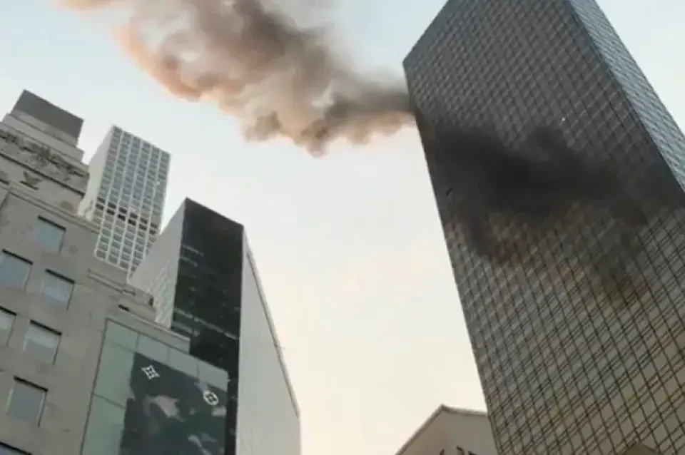 У Нью-Ёрку гарэў Trump Tower, пацярпелі два чалавекі (фота, відэа)