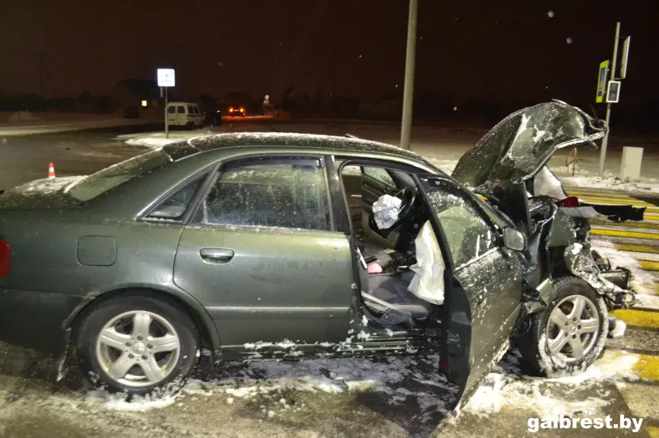 У аўтааварыі на трасе М1 у Брэсцкім раёне пацярпелі 3 чалавекі (фота)