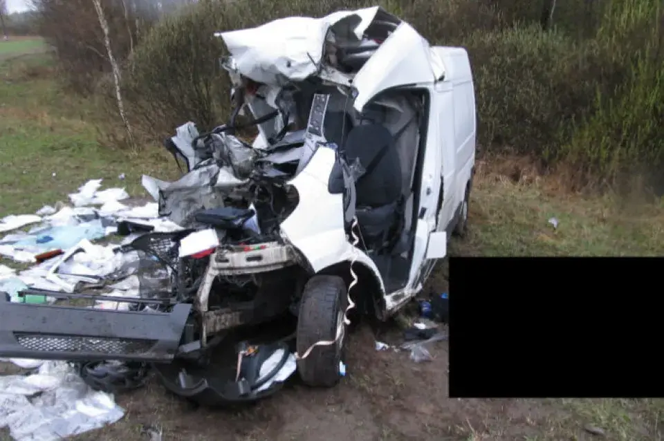 Каля Слаўгарада сутыкнуліся фура і мікрааўтобус, адзін з кіроўцаў загінуў