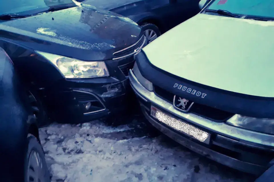Мінчанка на Chevrolet Cruze ў двары дома пашкодзіла 4 аўтамабілі (фота)