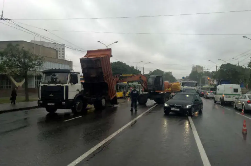 У Мінску экскаватар зачапіў каўшом электробус (фота)