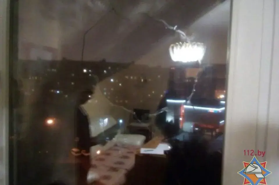 У вокны мінскіх кватэр двойчы заляталі петарды (фота)