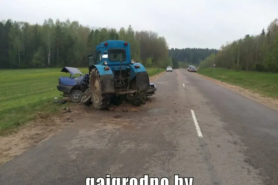 У Ашмянскім раёне Nissan трапіў пад трактар, загінула жанчына