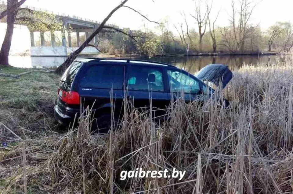 У Брэсце з моста ўпаў аўтамабіль Volkswagen Sharan (фота)