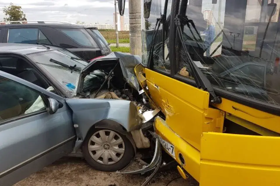 У Мінску кіроўца заснуў падчас руху, легкавік сутыкнуўся з аўтобусам (фота)