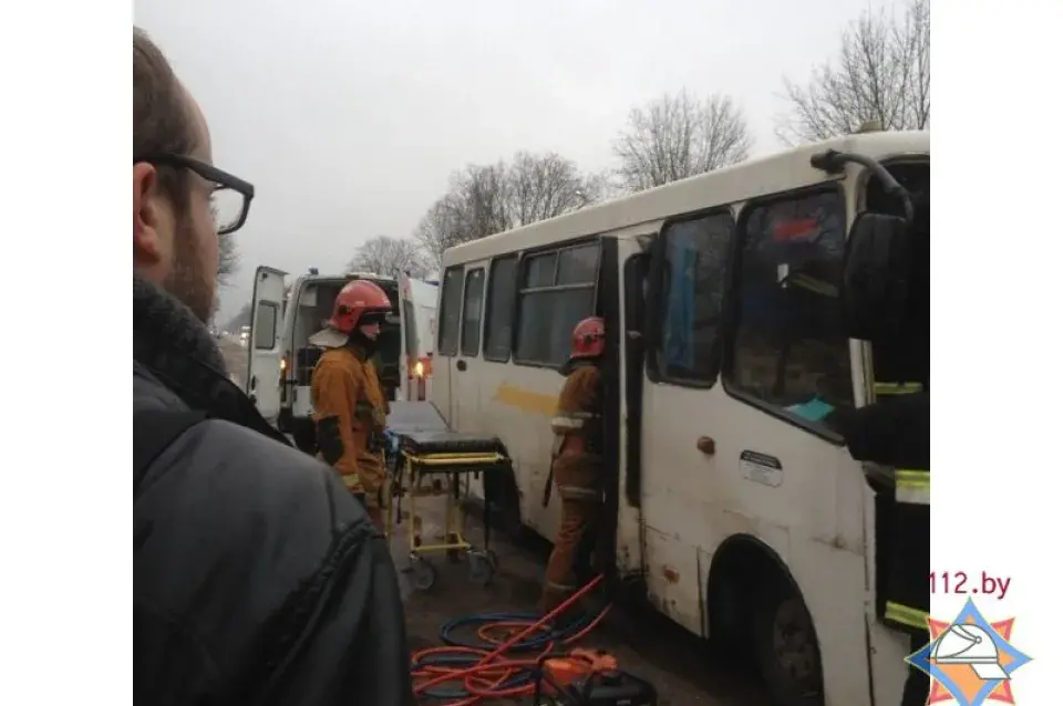 Адбылося сутыкненне рэйсавага аўтобуса "Жодзіна — Мінск" і грузавіка (фота)