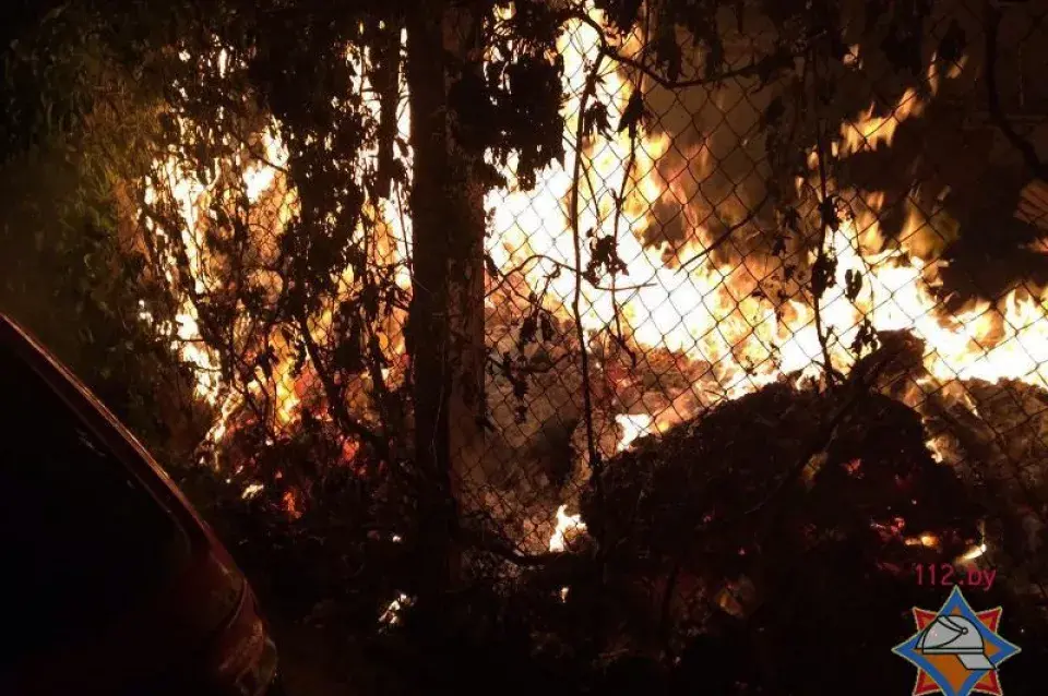 У Мінску ўначы падпалілі смецце, пашкоджаныя два аўтамабілі (фота)