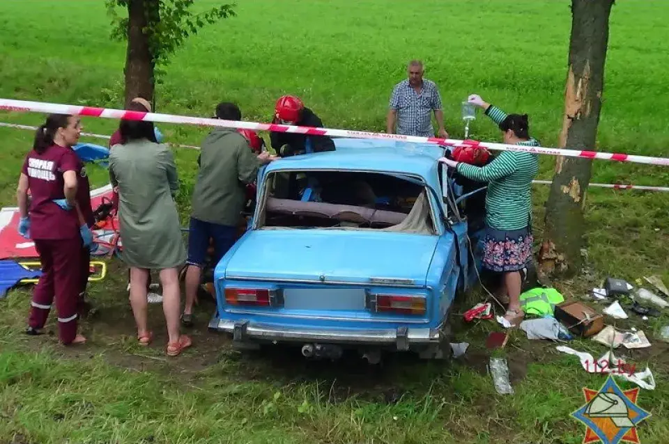 Пад Брэстам ВАЗ сутыкнуўся з дрэвам, жанчына-кіроўца была заблакавана ў салоне