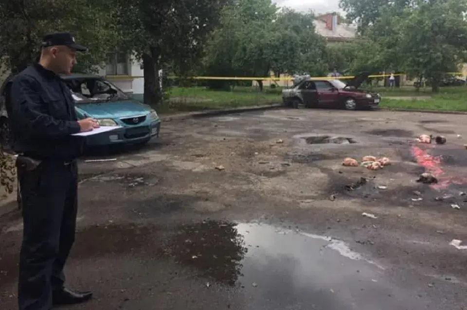 У Мінску затрымалі мужчыну, які падпаліў тры машыны і раскідаў курыныя тушкі