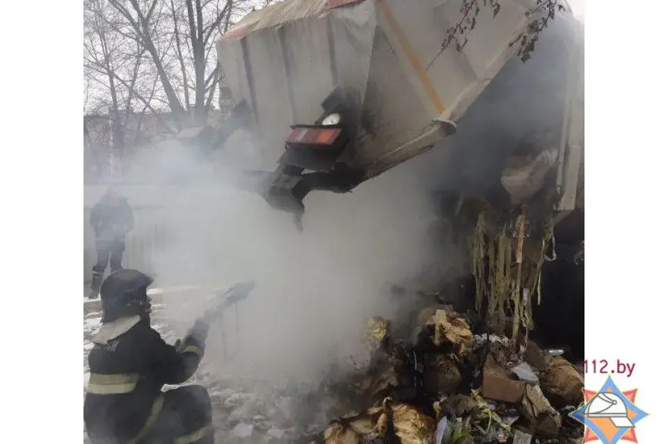 У Мінску ў пажарную частку прыехаў смеццявоз, які загарэўся (фота, відэа)