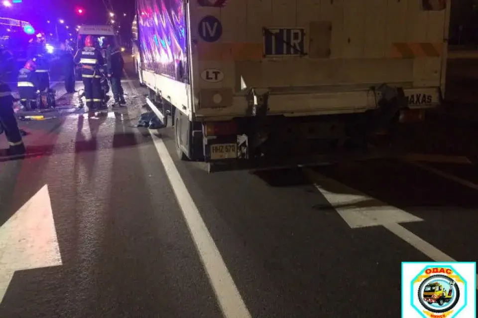 Уначы ў Мінску грузавік з літоўскімі нумарамі пратараніў тралейбус (фота)