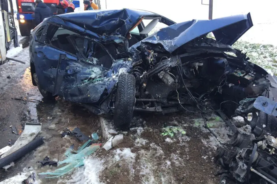 Пад Мінскам Ford Focus трапіў пад аўтобус, загінула жанчына-кіроўца