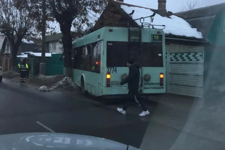 Гомельскі тралейбус у Дзень закаханых "пацалаваўся" з жылым домам (фота)