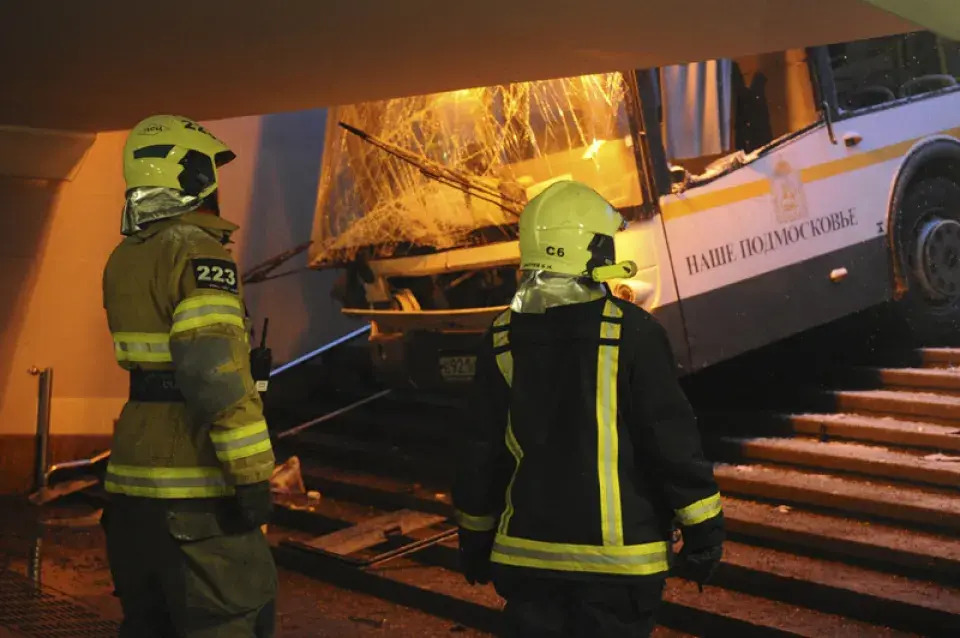 З'явілася відэа, як аўтобус у Маскве заехаў у падземны пераход