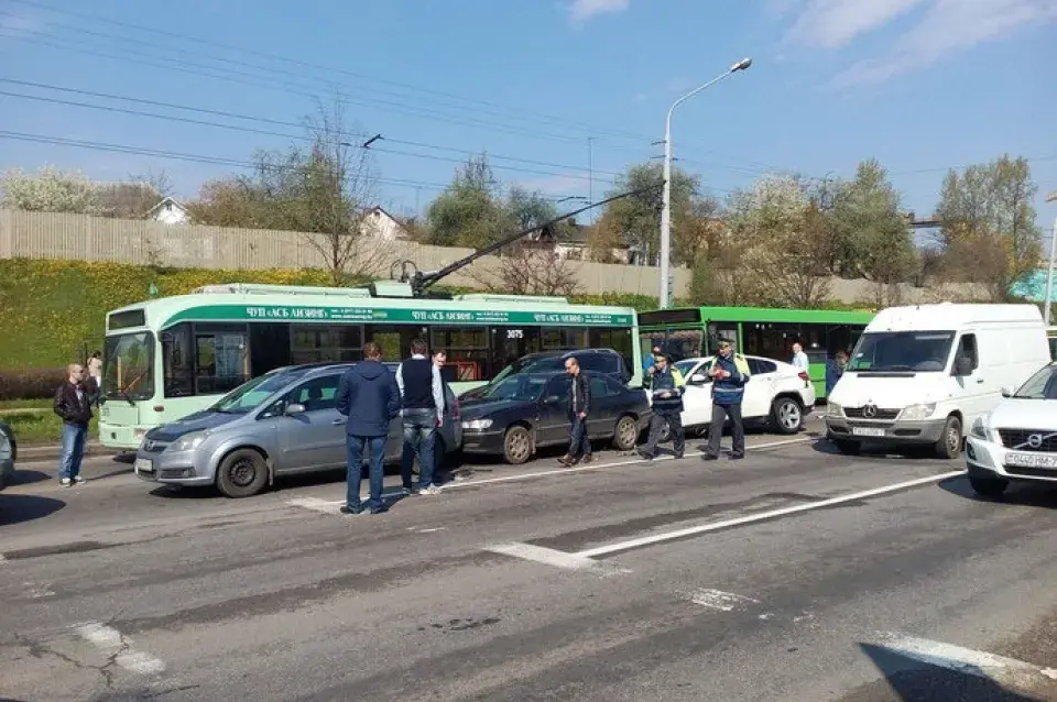У ДТЗ на праспекце Жукава сутыкнуліся шэсць аўтамабіляў і тралейбус (фота)