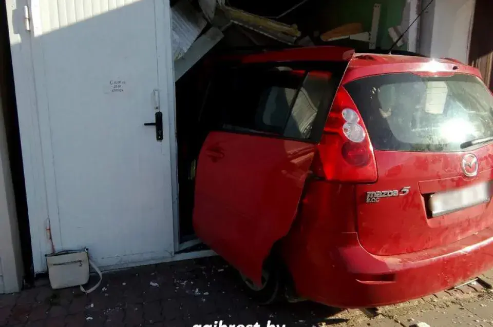У Бярозе дзяўчына на Mazda заехала ў хлебны павільён