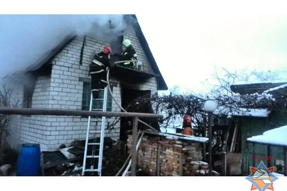 Пад Брэстам п’яны дачнік ледзь не згарэў у сваім доме (фота)