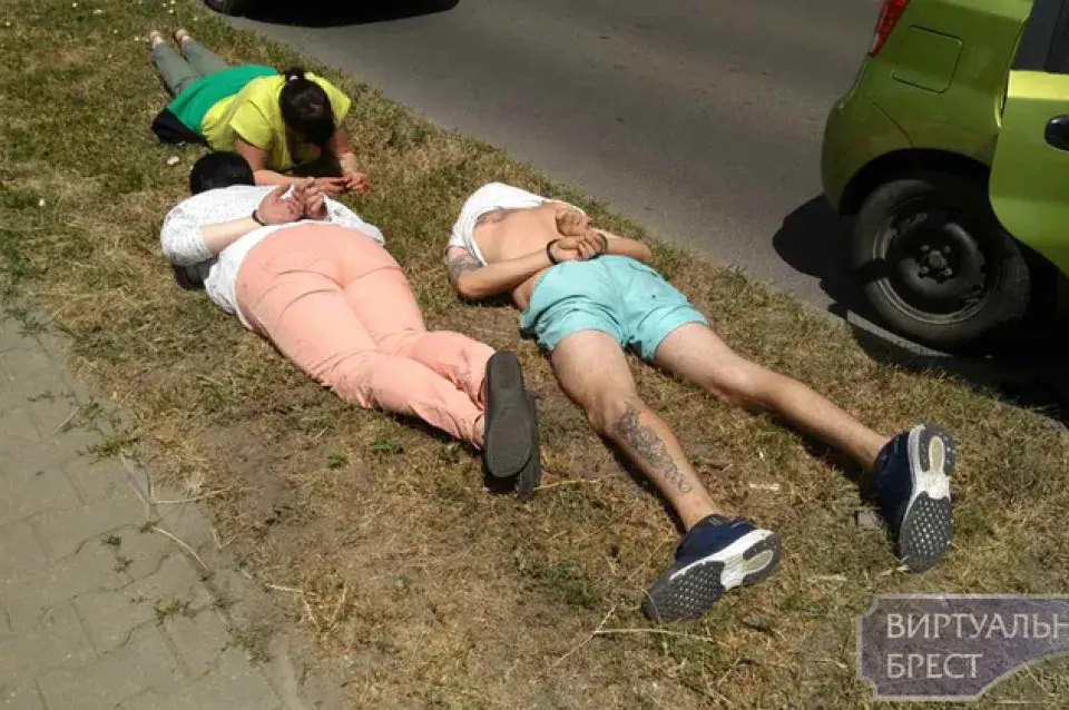 Жорсткае затрыманне ў Брэсце: выбілі шыбу ў машыне, паклалі ў кайданках на зямлю