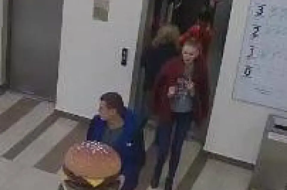 У Мінску з гандлёвага цэнтра скралі неядомы рэкламны "бургер"