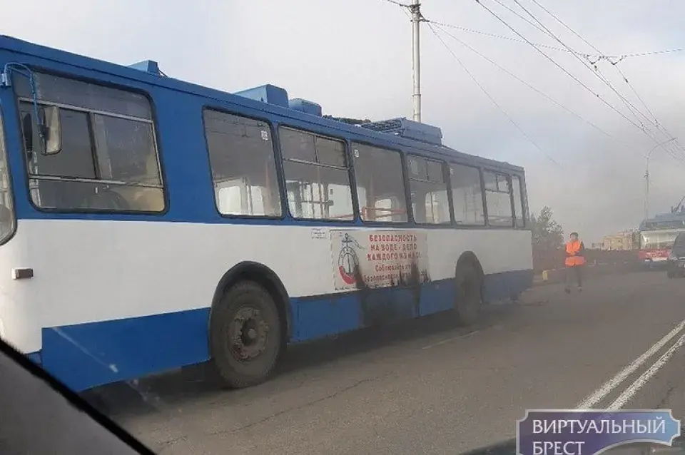 У Брэсце на мосце загарэўся тралейбус (фота)