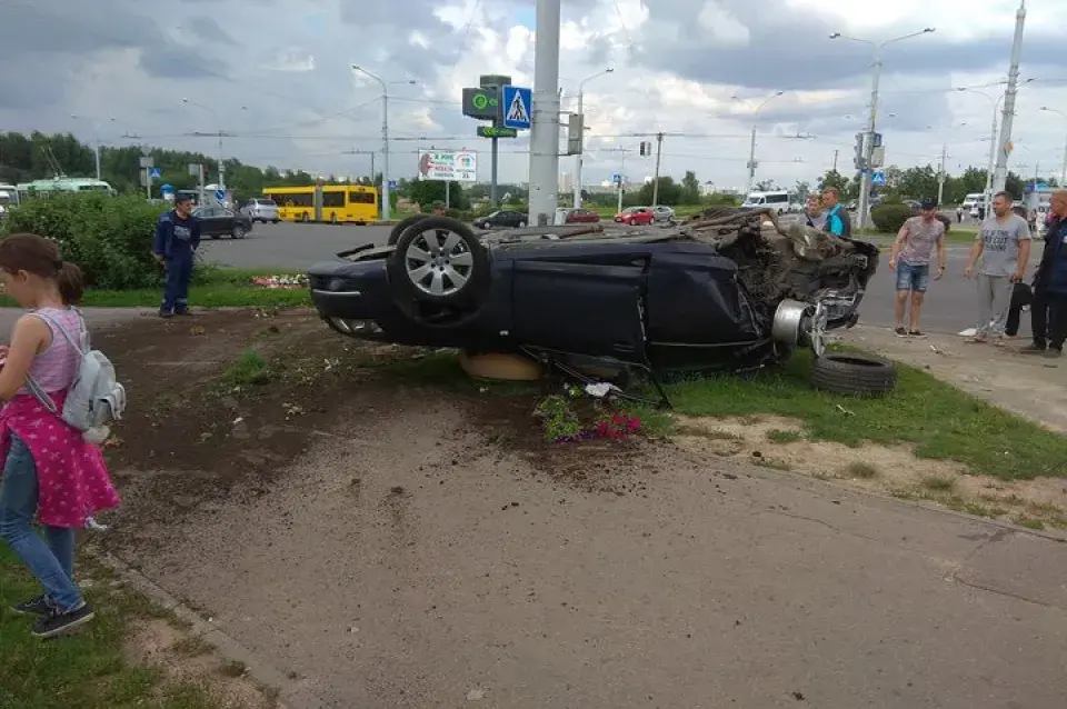 У Мінску Volvo апынуўся на тратуары і перакуліўся, людзей выратавалі кветнікі
