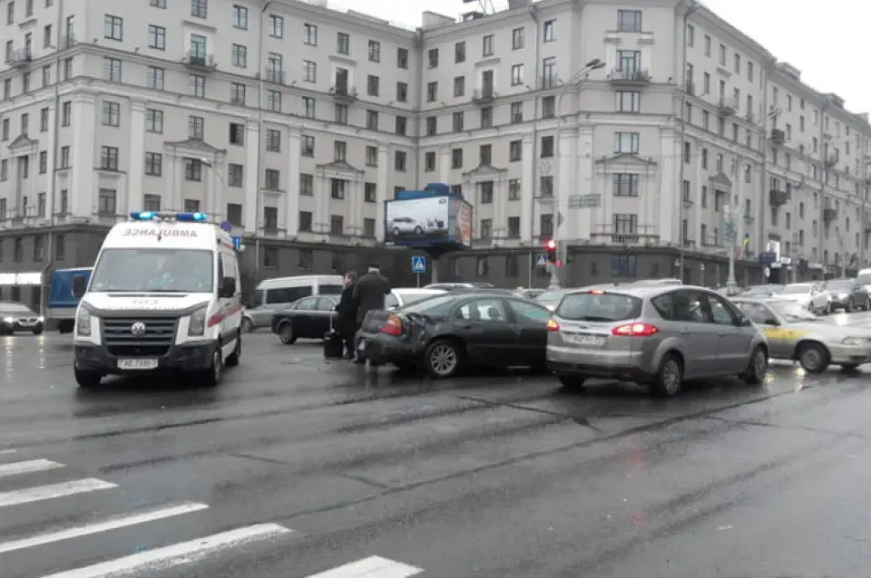 У цэнтры Мінска аўто з расійскімі дыпнумарамі ўчыніла аварыю (фота)