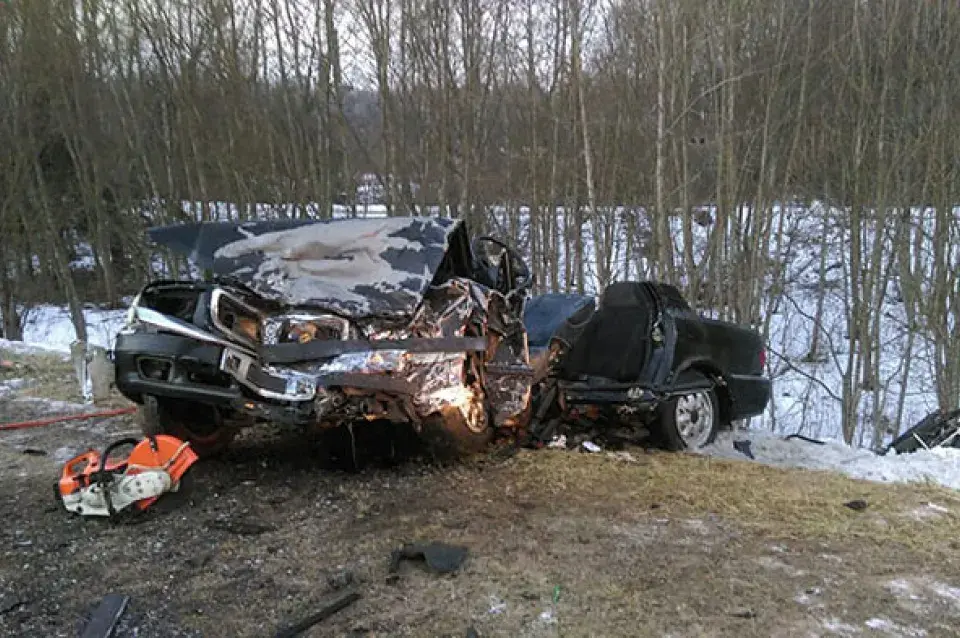 У страшнай аварыі пад Мінскам загінуў чалавек, другі — у рэанімацыі (фота)