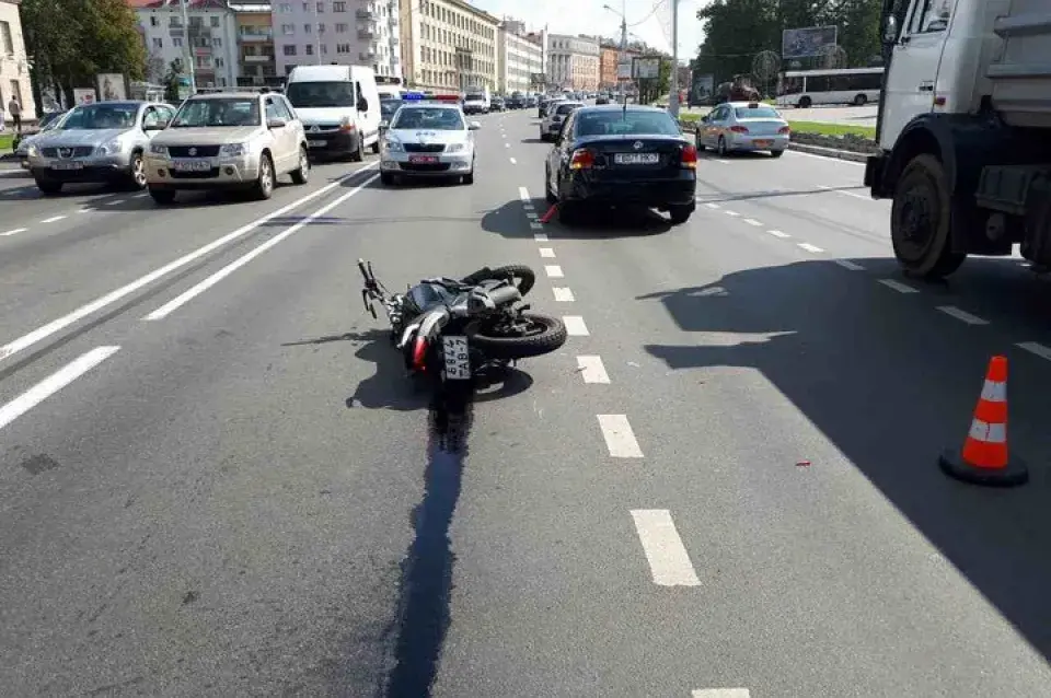 У Мінску 21-гадовая матацыклістка трапіла пад аўтамабіль (фота)