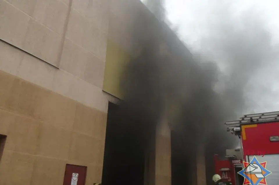 У Маладзечне ў будынку дэпо гарэў вагон (фота)