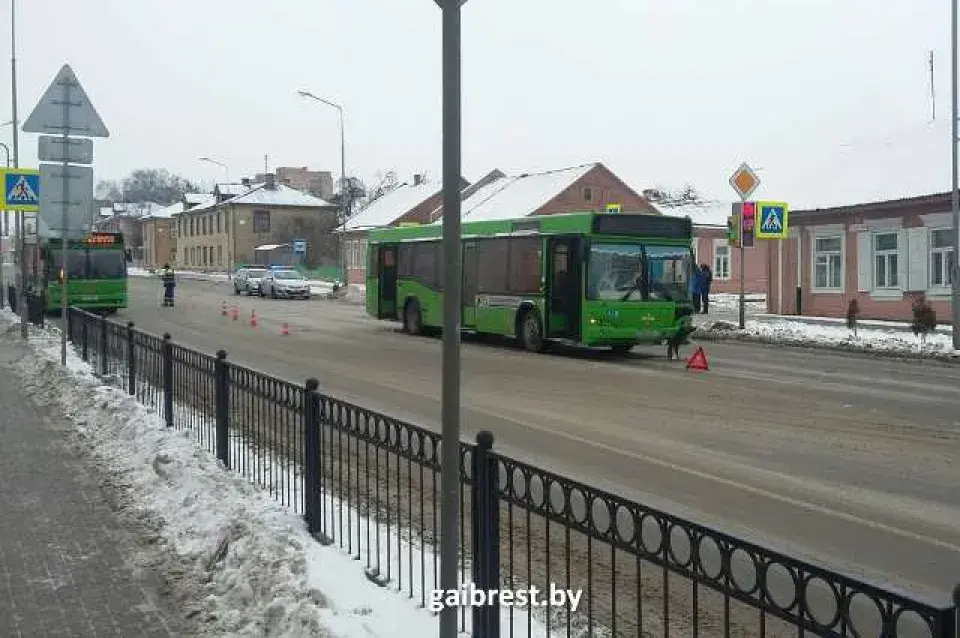 У Пінску аўтобус збіў жанчыну і сутыкнуўся з легкавіком