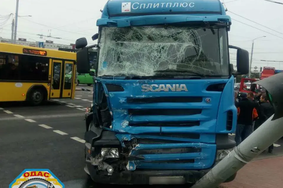 "Мінсктранс": У ДТЗ з удзелам грузавіка і тралейбуса пацярпелі 5 чалавек