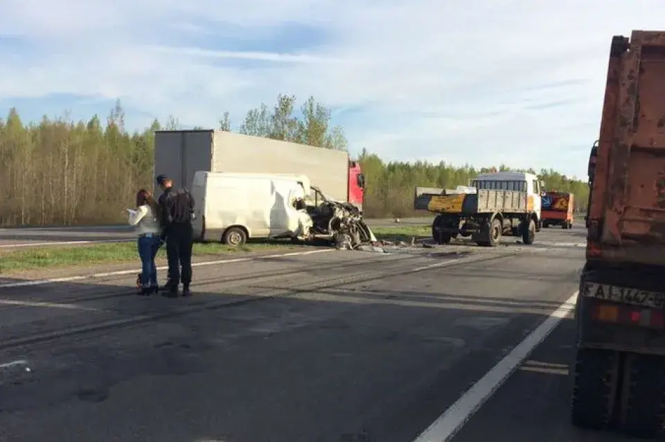 Пад Барысавам два мікрааўтобусы ўрэзаліся ў МАЗ прыкрыцця дарожнікаў