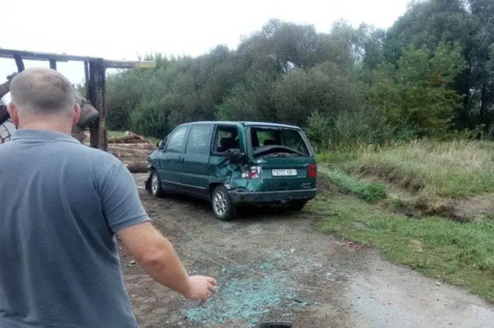 Перакуліўся прычэп лесавоза, бярвёны паляцелі на легкавікі (фота, відэа)
