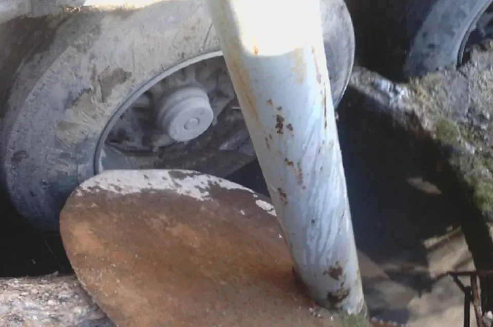 У Заслаўі фура з 14 тонамі шкла трапіла ў калодзеж (фота)