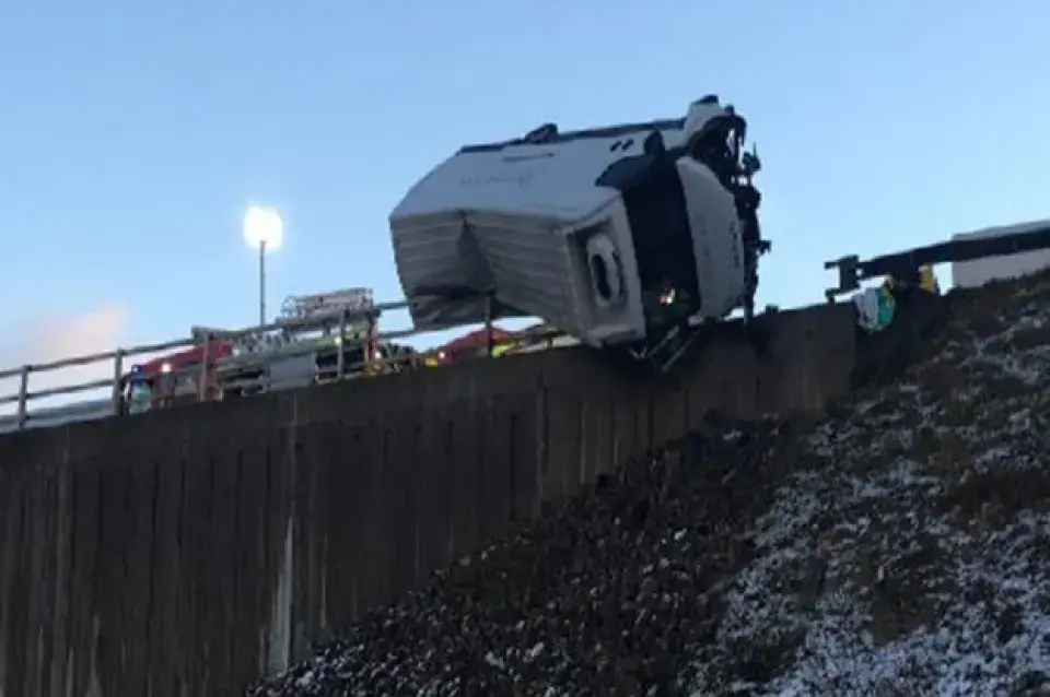 У Брытаніі паліцыянт утрымаў рукамі машыну, якая ледзь не ўпала з моста