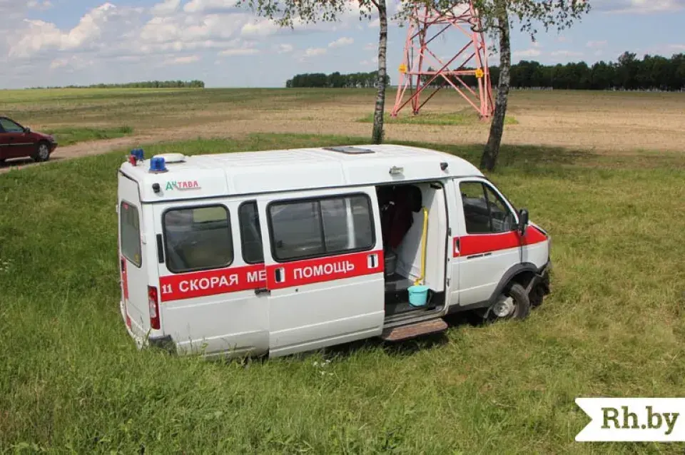 Каля Маладзечна “хуткая” апынулася ў кювеце, ёсць пацярпелыя (фота)