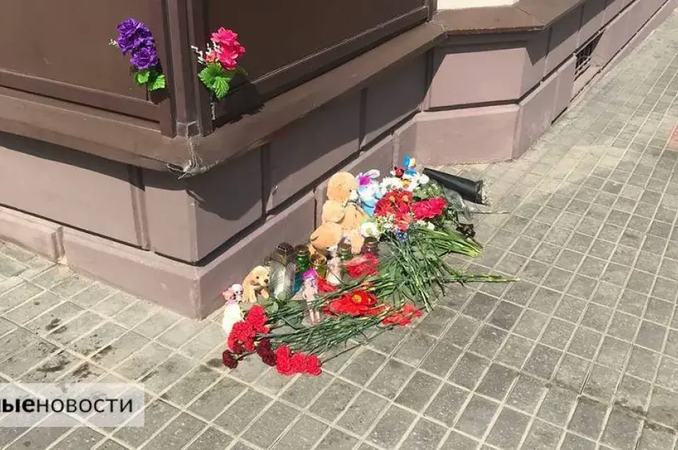 На месцы гібелі шасцігадовай дзяўчынкі ў Гомелі ўзнік стыхійны мемарыял