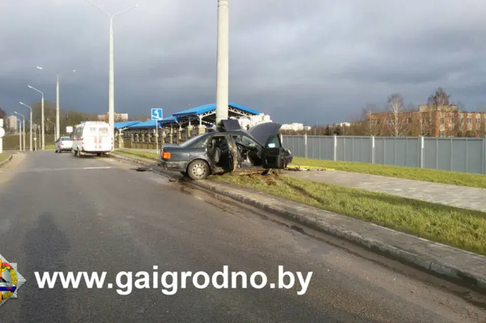 Пры ДТЗ ў Гродне "Аўдзі" літаральна наматала на слуп