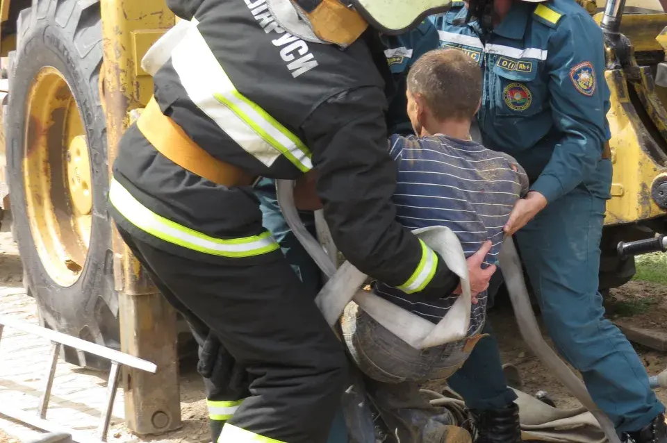 У Мядзеле ратавалі мужчыну, якога засыпала ў траншэі (фота)