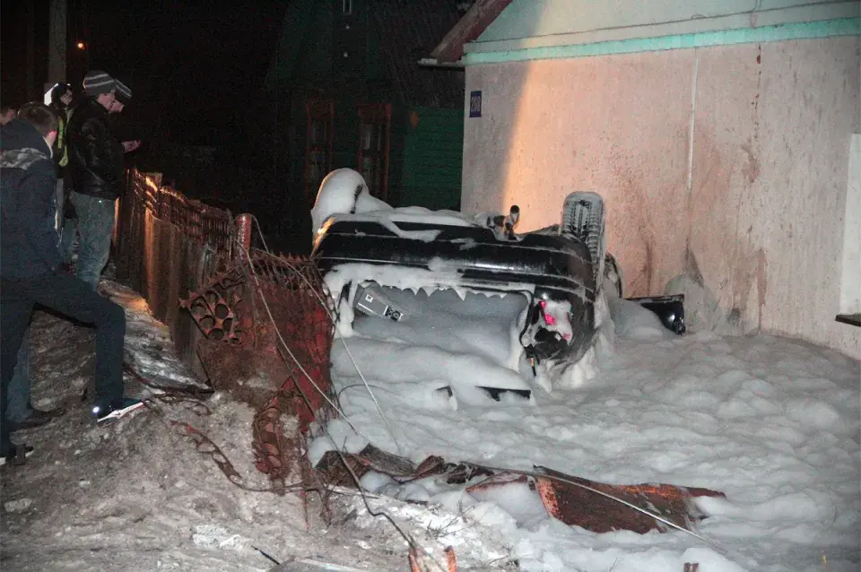 У Баранавічах "Аўдзі" знесла слуп, плот, перакулілася і спынілася ля дома. Фота