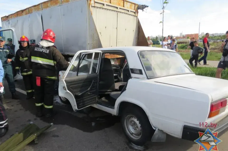 У Мінску легкавік, у якім міліцыя везла затрыманага, трапіў пад фуру (фота)