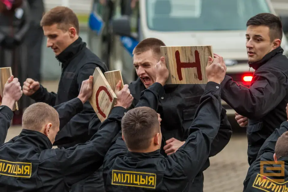 На выставе ў Мінску міліцыя раструшчыла двух "чалавек" (фота)